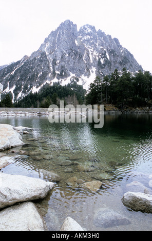 Landschaftlich der Estany de Sant Maurici mit Reflexion der Els Encantats Aiguestortes Nationalpark Pyrenäen Katalonien Spanien Stockfoto