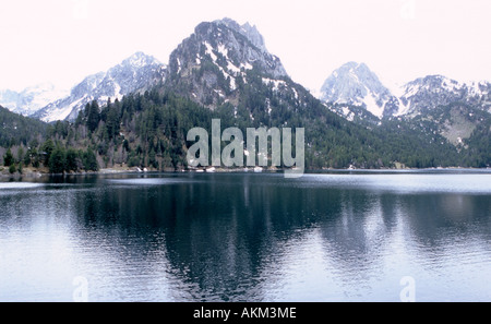 Landschaftlich der Estany de Sant Maurici mit Reflexion der Els Encantats im Aiguestortes Nationalpark Pyrenäen Katalonien Spanien Stockfoto