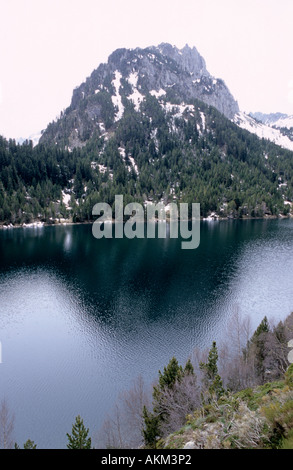 Malerische Berge Els Encantats und See Estany de Sant Maurici im Aiguestortes National park Pyrenäen Katalonien Spanien Stockfoto