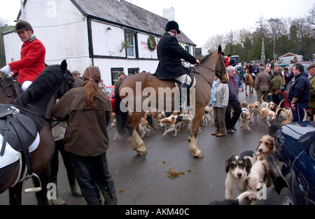 Llangeinor Hunt bei ihren jährlichen Boxing Day Treffen außerhalb der Fox and Hounds Kneipe im Blackmill in der Nähe von Bridgend South Wales UK Stockfoto