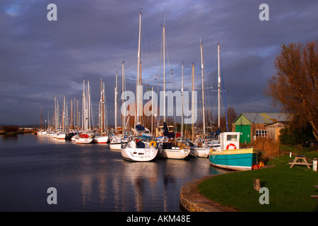 Exeter Kanal in der Nähe von Turf sperrt mit Segelbooten und Reflexionen auf dem Wasser im Winter Sonne Exe Mündung in der Nähe von Exmouth Exeter Devon Stockfoto