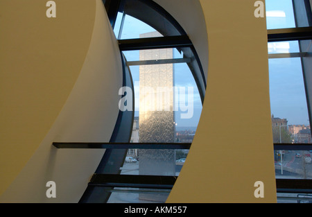 Blick auf Edelstahlbrunnen außerhalb Wales Millennium Centre Cardiff Bay South Wales durch Briefe von WMC Stockfoto