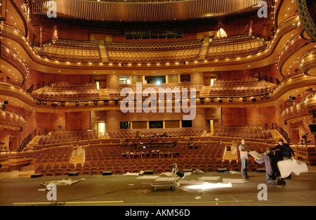 In der großen Aula The Donald Gordon Theatre in Wales Millennium Centre, Cardiff Bay, South Wales, UK Stockfoto