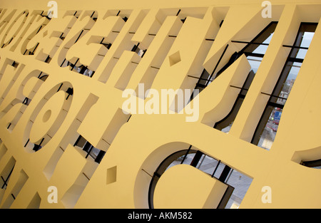 Innenansicht der Schriftzug auf der vorderen Fassade das Wales Millennium Centre Cardiff Bay South Wales UK Stockfoto