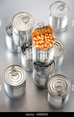 KONSERVEN-DOSEN MIT PULL DOSENÖFFNER EINE OFFENE DOSE GEFÜLLT MIT GEBACKENEN BOHNEN IN TOMATENSAUCE Stockfoto