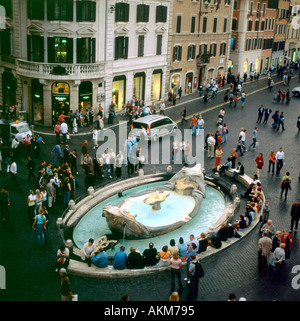 Barcaccia Brunnen am Fuße der spanischen Treppe und Via del Babuino in Rom Italien KATHY DEWITT Stockfoto