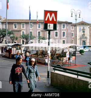 Ein rotes u-Schild und ein paar vorbei an der Piazza della Republica-u-Bahnstation in Rom, Italien Stockfoto