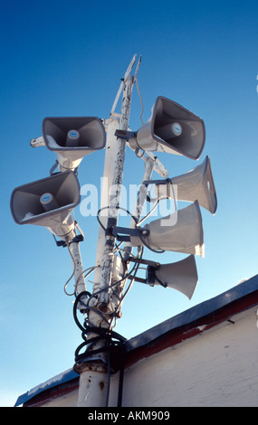 Lautsprecher gegen blauen Himmel Stockfoto