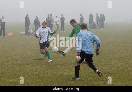 Sonntag-Liga Fußball bei Huber Lane, Leamington Spa, England, UK Stockfoto