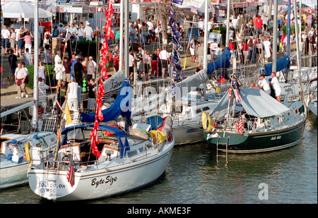 Segelboot Festlichkeiten am Vortag das Segelboot Race von Port Huron, Michigan nach Mackinaw Island City am Lake Huron Stockfoto