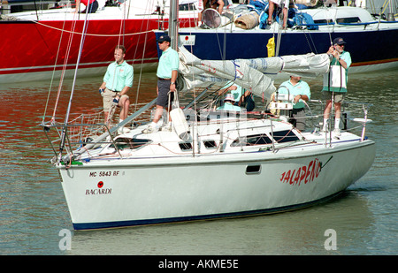 Segelboot Festlichkeiten am Vortag das Segelboot Race von Port Huron, Michigan nach Mackinaw Island City am Lake Huron Stockfoto