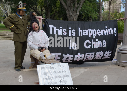 Ein grafischer Protest gegen die Verfolgung von Falun Gong, auch bekannt als Falun Dafa, während des APEC-Gipfels in Sydney, Australien Stockfoto