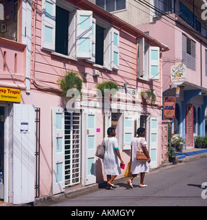 Straßenszene mit zwei lokalen Damen Einkaufstaschen über die Schulter Road Town Tortola, British Virgin Islands Stockfoto