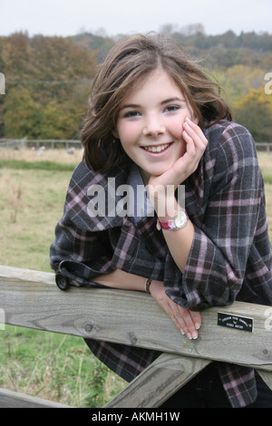 Eine ökologische Porträt ein 13 Jahre altes Mädchen im ländlichen England. Stockfoto