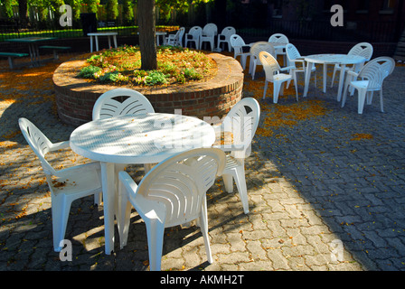 Leere Tabellen der Freiluft-Café im Herbst Stockfoto