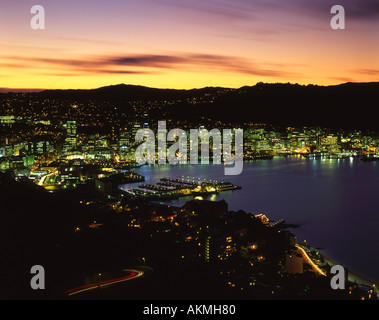 Wellington Harbour bei Dämmerung Nordinsel Neuseeland Stockfoto