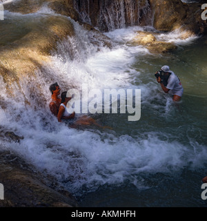 Paare, die ihre Foto in felsigen Wasserfall in Schecken Sonnenlicht bei Dunns River Falls Jamaika Karibik Stockfoto