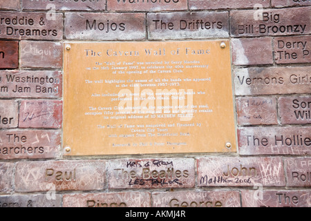 Der Cavern Wall of Fame außerhalb der Cavern Club mit Namen der Pop-Gruppen, die dort Matthew Street, Liverpool spielte Stockfoto