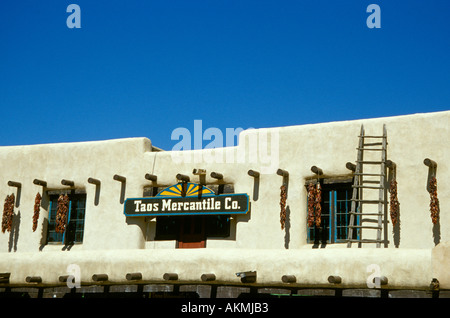 Bekannten berühmten Taos Mercantile Co aufbauend auf der Main Square Town Plaza der Innenstadt von Taos New Mexico USA Stockfoto