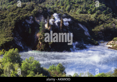 Cathedral Rock und Pfanne See in Echo Crater Waimangu Tal Nordinsel Neuseeland Stockfoto