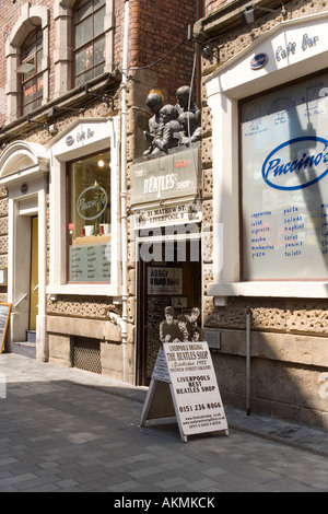 Der Beatles-Shop, Matthew Street im Cavern Quarter, Liverpool, England Stockfoto