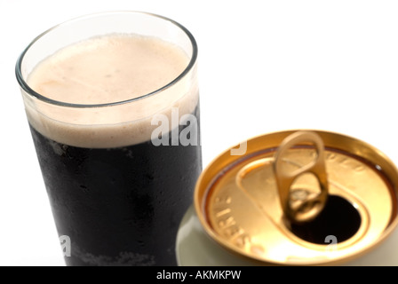 Nahaufnahme einer Dose Stout in einem ein ^ Glas Stockfoto