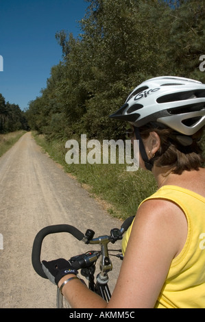 weibliche Radfahrer auf einen Waldweg Stockfoto