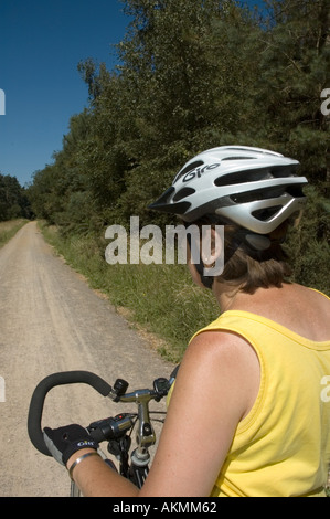 weibliche Radfahrer auf einen Waldweg Stockfoto