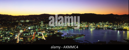 Wellington Harbour bei Dämmerung Nordinsel Neuseeland Stockfoto