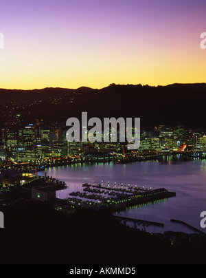 Wellington Harbour bei Dämmerung Nordinsel Neuseeland Stockfoto