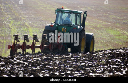 Ein Traktor Pflüge ein Feld im Herbst in der Nähe von Lavenham in Suffolk East Anglia Großbritannien Stockfoto