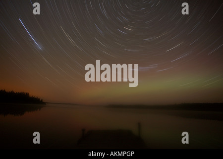 Nördliche Nächte und Sternspuren im malerischen Saskatchewan Stockfoto