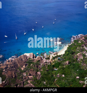 Luftbild von der einzigartigen Felsen Felsbrocken und den Strandbädern mit Yachten vertäut Virgin Gorda den British Virgin Islands Stockfoto