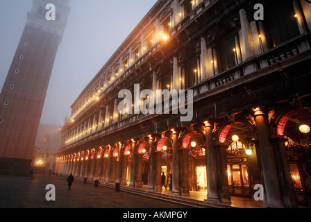 Markus s Platz in Venedig in der Dämmerung im Winter Stockfoto