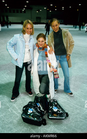 Deutschland Freizeit drei junge Frauen auf eine Eislaufbahn Stockfoto