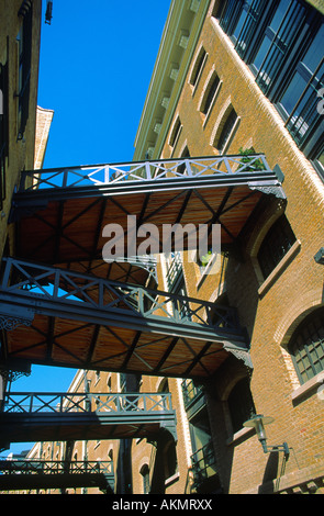 Stege über Shad Thames bei Butlers Wharf restauriert Lager London England Stockfoto