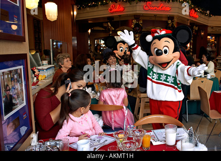 USA, California, Los Angeles, Hollywood Boulevard, Disneys-Soda Fountain und Studio Store, Mickey und Kinder Stockfoto