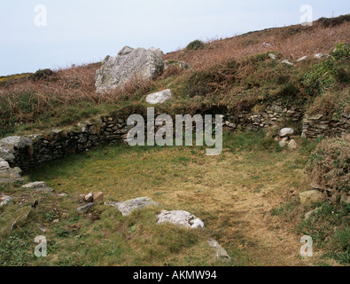 HOLYHEAD Insel von ANGLESEY WALES UK Ty Mawr Hütte Nordgruppe mit den jungsteinzeitlichen Überresten der 10 Stein Hütte Kreisen Stockfoto