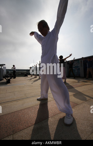 Silhouette der Mann Lehre Tai Chi in Hongkong Peak Stockfoto