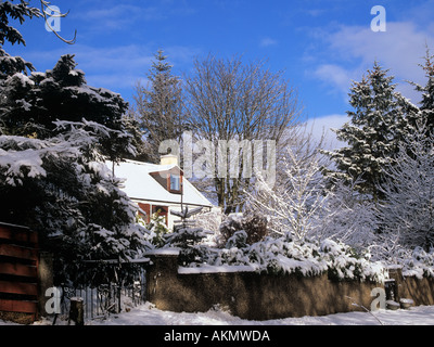 AUCHNARROW MORAY Schottland UK Februar Schnee bedeckten Haus und Garten Stockfoto