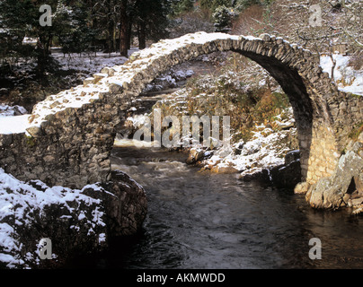 CARRBRIDGE schneebedeckte schottischen HIGHLANDS UK Februar historische Lastesel Brücke im Jahre 1717 über Fluss Dulnain Stockfoto