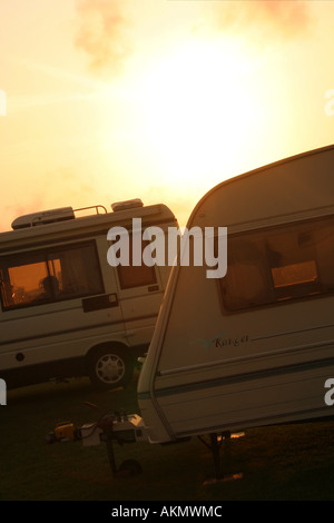 Wohnmobil und Wohnwagen bei Sonnenuntergang in Doolin, County Clare, Irland Stockfoto