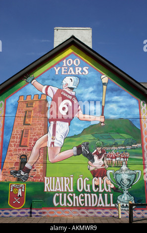 Malerei auf Giebelwand des Hauses in Cushendall, County Antrim, Nordirland, feiert das lokale Hurling team Stockfoto