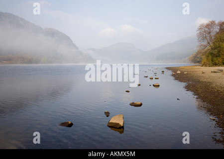 Herbst Nebel clearing auf Loch Lubnaig Loch Lomond und die Trossachs National Park Stockfoto