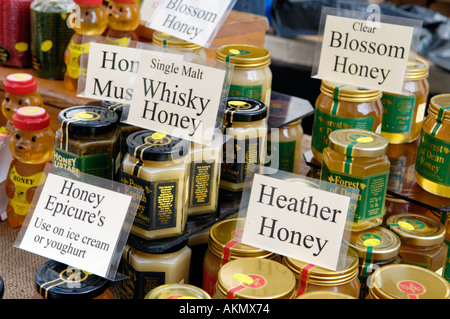 Gläser von Honig aus der Region für den Verkauf auf einem Straßenstand jährlichen Food Festival in Abergavenny Monmouthshire Wales UK GB Stockfoto