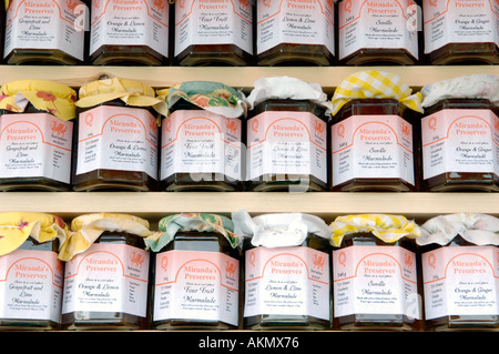 Verschiedene Gläser Marmelade zum Verkauf auf der Straße stand auf dem jährlichen Food Festival in Abergavenny Monmouthshire Wales UK GB Stockfoto