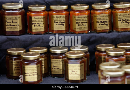 Verschiedene Gläser Marmelade zum Verkauf auf der Straße stand auf dem jährlichen Food Festival in Abergavenny Monmouthshire Wales UK GB Stockfoto