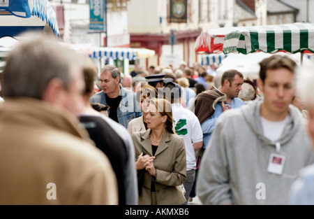 Passanten auf der Straße die jährlichen Food Festival in Abergavenny Monmouthshire Wales UK GB Stockfoto