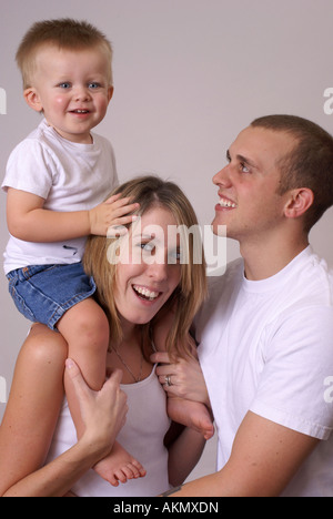 Sohn auf Mamas Schultern Stockfoto