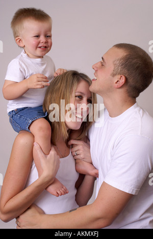 Sohn auf Mamas Schultern Stockfoto